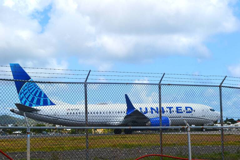 DW United taking off.JPG